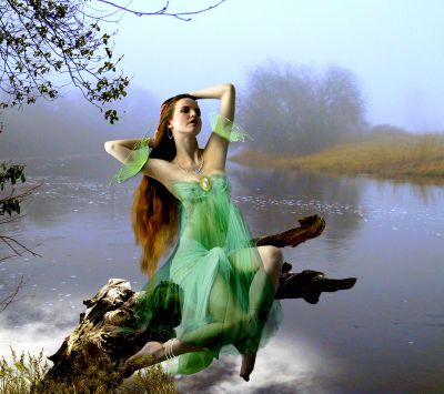 Hada Encantadora Junto al Río