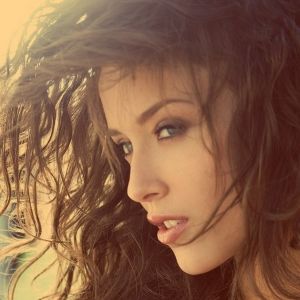 Retrato Glamuroso de una Mujer