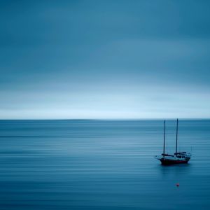 Océano Azul Sereno con Velero