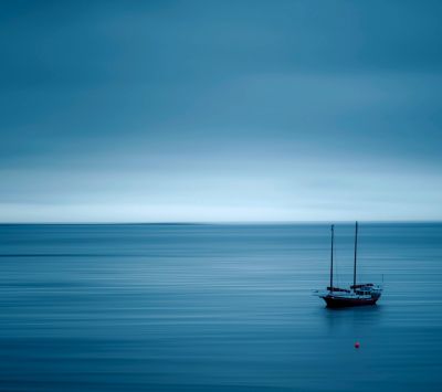 Océano Azul Sereno con Velero