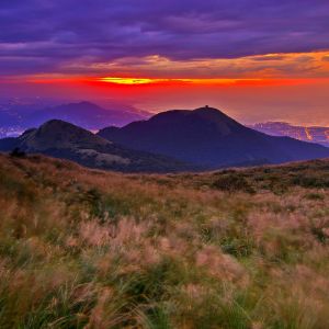 Impresionante atardecer sobre montañas