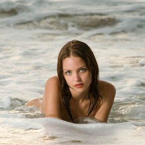 Chica Hermosa en las Olas del Océano