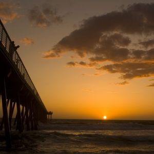 Vista del muelle al atardecer