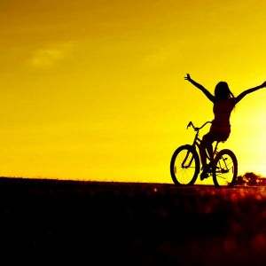 Chica en Bicicleta al Atardecer