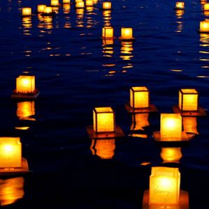 Linternas flotantes en el agua