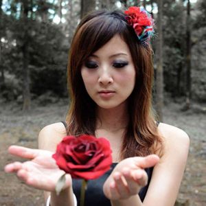 Chica con Rosa Roja en el Bosque