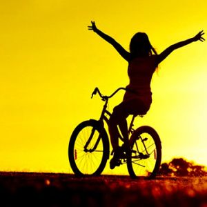 Chica Montando Bicicleta al Atardecer