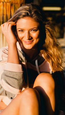 Chica Sonriente a la Luz del Sol