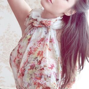 Modelo Elegante con Vestido Floral