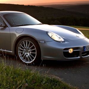 Coche deportivo plateado al atardecer