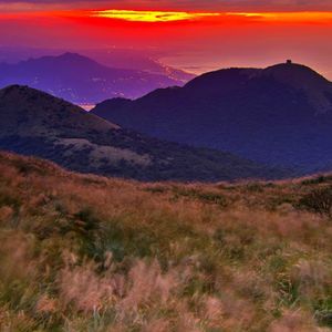 Impresionante atardecer sobre montañas