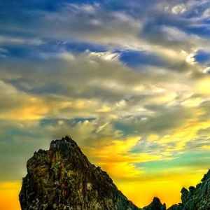 Impresionante Atardecer Sobre Costa Rocosa
