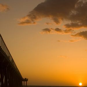 Atardecer sobre el muelle