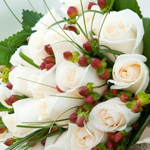 Ramo Elegante de Rosas Blancas