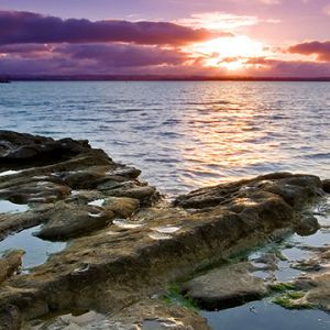 Impresionante atardecer sobre el agua