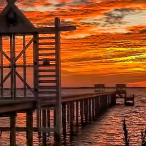 Impresionante Atardecer sobre el Muelle