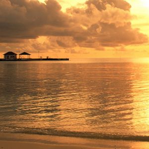 Atardecer Dorado Sobre Aguas Tranquilas