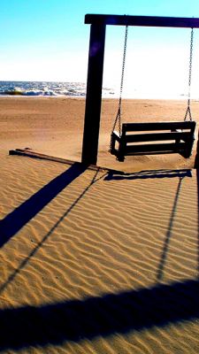 Columpio en la Playa al Atardecer