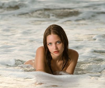 Chica Hermosa en las Olas del Océano