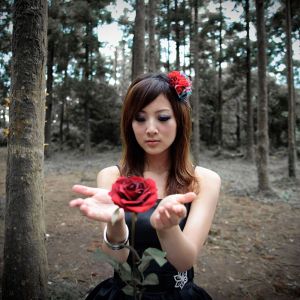 Chica con Rosa Roja en el Bosque