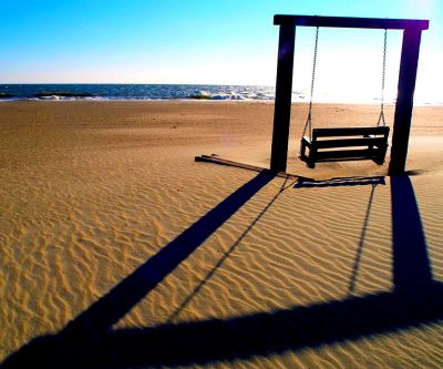 Columpio en la Playa al Atardecer