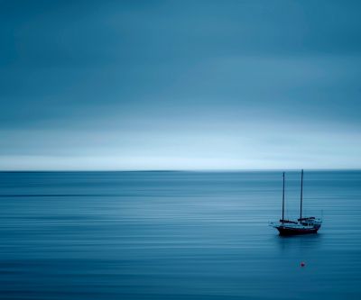 Océano Azul Sereno con Velero