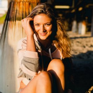 Chica Sonriente en la Playa