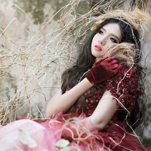 Chica Elegante en Vestido Rojo
