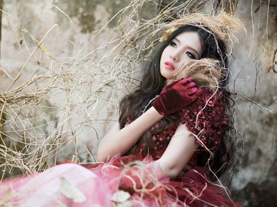 Chica Elegante en Vestido Rojo