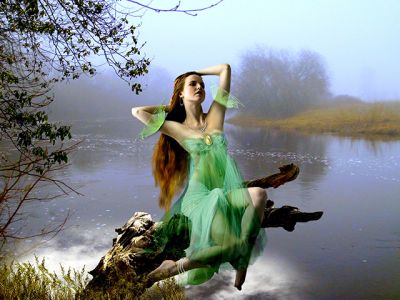 Hada Encantadora Junto al Río