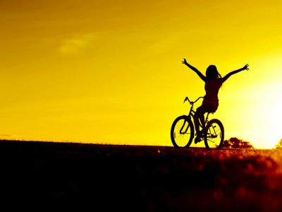 Chica Montando Bicicleta al Atardecer