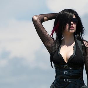 Chica Estilosa con Gafas de Sol
