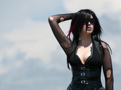 Chica Estilosa con Gafas de Sol