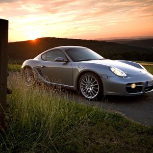 Coche Deportivo Plateado al Atardecer