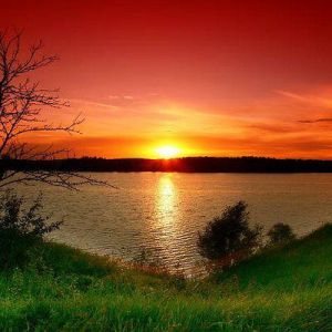 Impresionante Atardecer Sobre el Agua