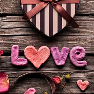 Caja de Regalo en Forma de Corazón y Letras de Amor