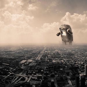Monstruo Gigante Sobre la Ciudad