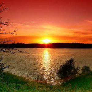 Impresionante Atardecer sobre el Agua
