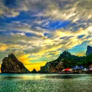 Impresionante Atardecer sobre Costa Rocosa