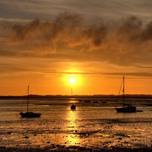 Atardecer sobre el Agua con Barcos