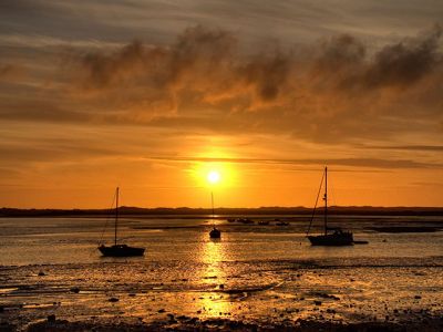 Atardecer sobre el Agua con Barcos
