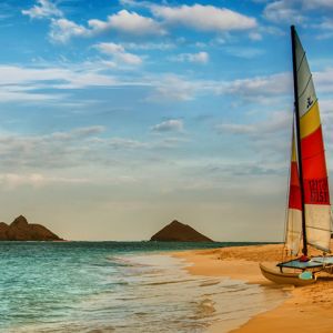Velero en Playa Tropical