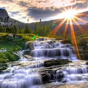 Impresionante Cascada al Atardecer