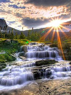 Impresionante Cascada al Atardecer