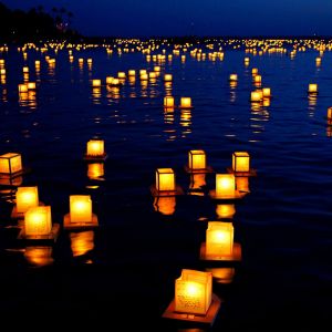 Linternas Flotantes en el Agua