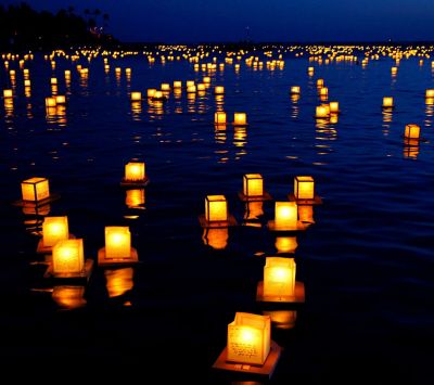 Linternas Flotantes en el Agua