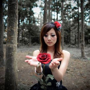 Chica Bonita con Rosa