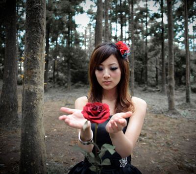 Chica Bonita con Rosa