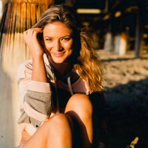 Chica Sonriente en la Playa