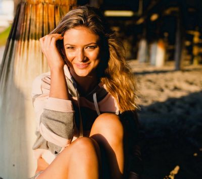 Chica Sonriente en la Playa